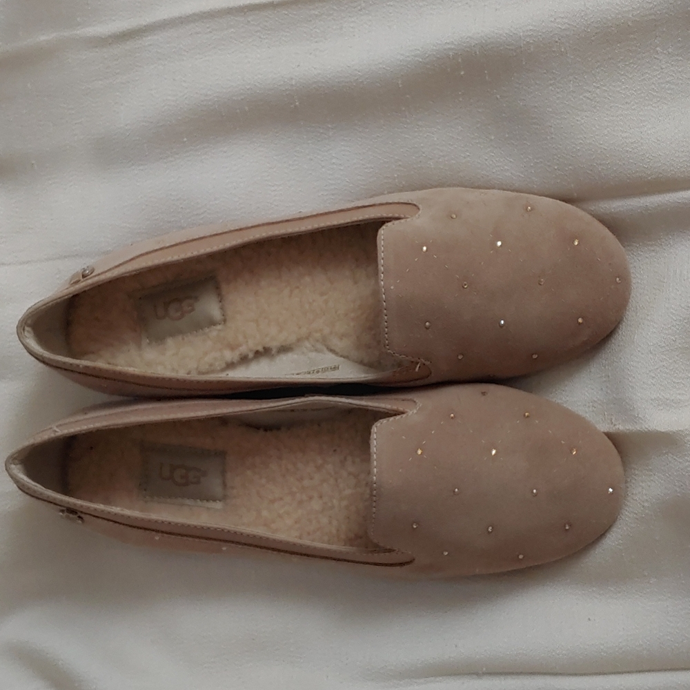 Comfy lined Uggs loafers.